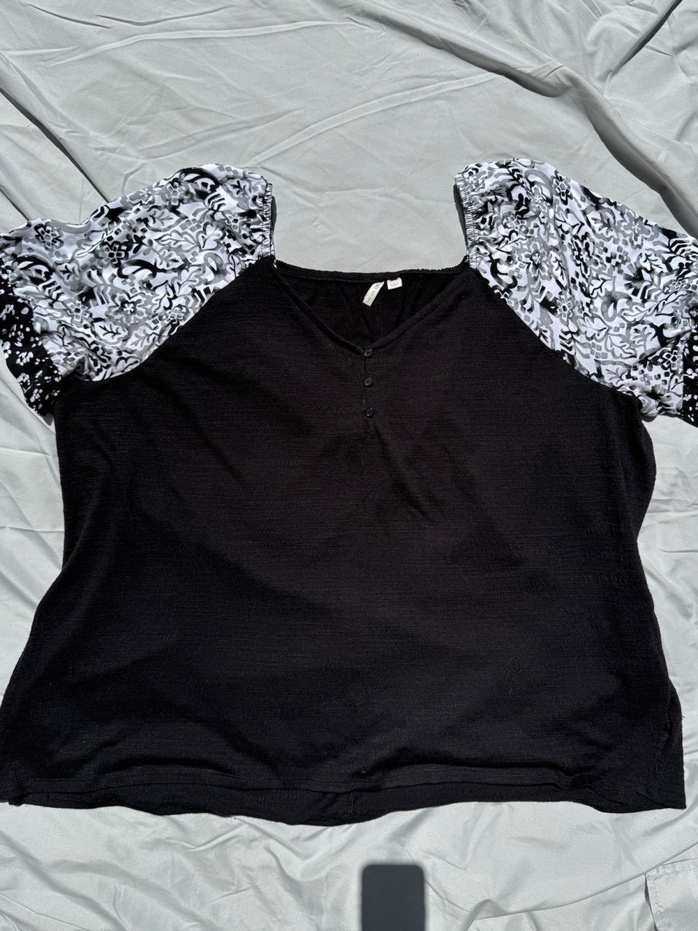 Black Top with Printed Puff Sleeves - Women